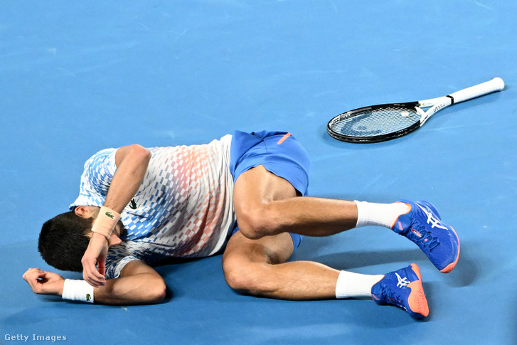 Djokovics megcsúszott, de nem hasalt el a második szettben