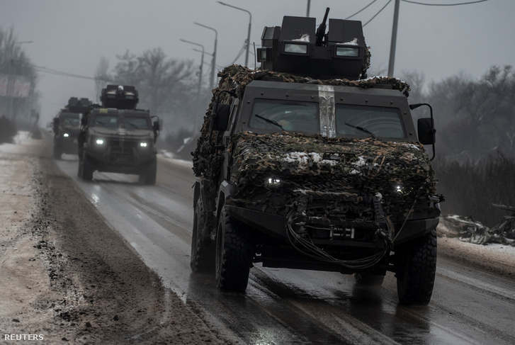 Páncélozott személyszállító járművek a frontvonal közelében Donyeck régióban 2023. január 29-én
