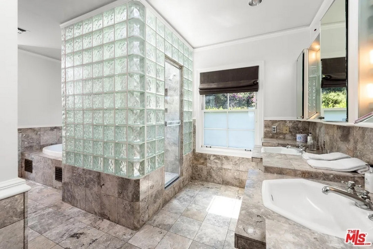A fürdőszobát minden luxussal ellátták, köztük egy üvegtéglából kirakott zuhanykabinnal.