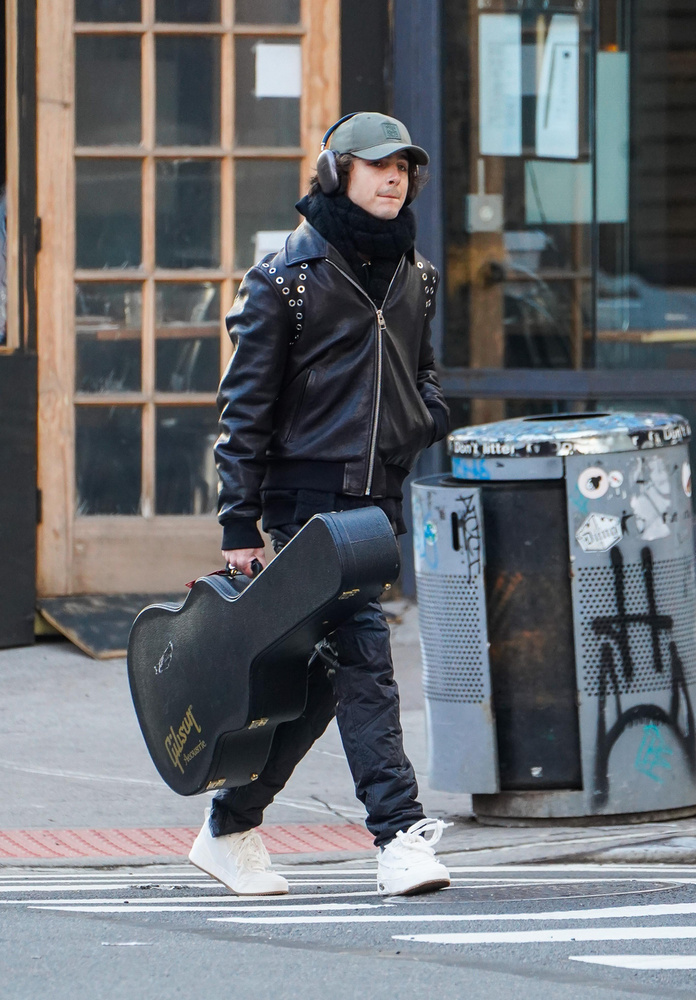 Timothée Chalamet-et a napokban New York utcáin látták sétálni egy gitárral a kezében, miközben a színész hangosan dalolászott