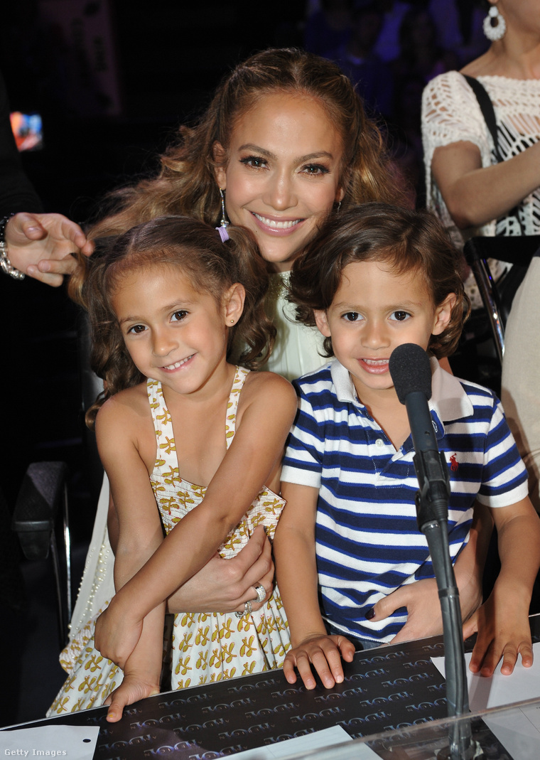 Jennifer Lopez az ikrekkel, 2012-ben.