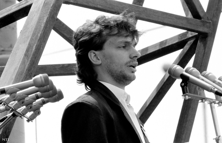 Orbán Viktor egyetemi hallgató, a Fiatal Demokraták Szövetsége (Fidesz) alapító tagja a magyar ifjúság nevében beszél Nagy Imre és mártírtársai temetésén a Műcsarnok elõtti ravatalnál 1989. június 16-án