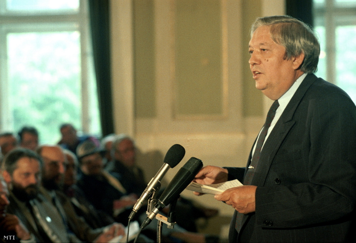 Pozsgay Imre beszédet mond a Nemzeti Demokrata Szövetség alakuló ülésén a Budai Vigadóban 1991. május 17-én