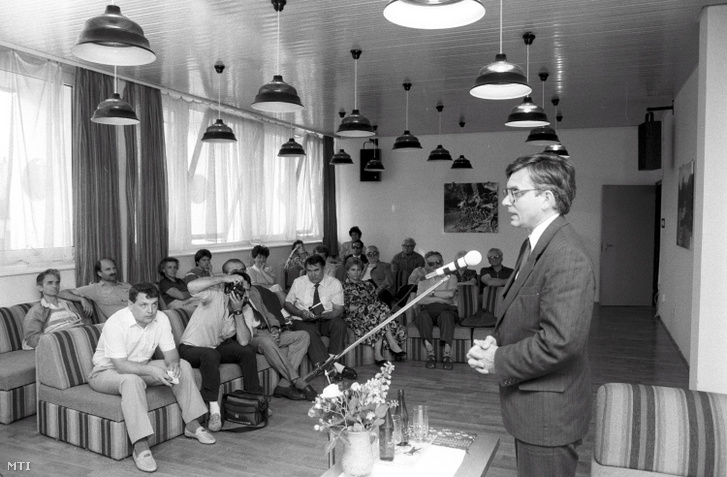 Duray Miklós politikus, a szlovákiai Együttélés politikai mozgalom vezetője előadást tart a szlovákiak magyarság helyzetéről a mosonmagyaróvári Galéria Klubban 1990. május 25-én