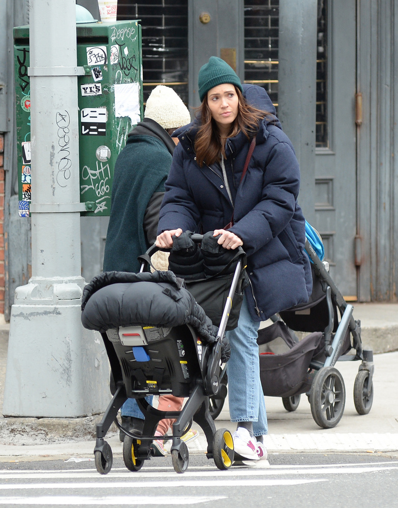 Mandy Mooret a napokban kapták lencsevégre, amikor tavaly októberben született gyermekével, Oscar „Ozzie” Bennett Goldsmithet-el sétált New Yorkban