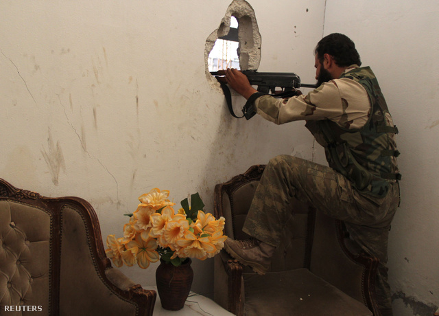 A Szabad Szíriai Hadsereg katonája Kafr Naboudehnél
