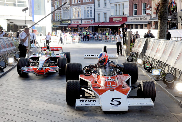 Hétfőn, Londonban, egy 70-es évekbeli McLarenben