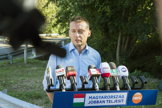 Rogán Antal, a Fidesz frakcióvezetője nyilatkozik a sajtónak a Fidesz-KDNP parlamenti képviselőcsoportja háromnapos, évadnyitó kihelyezett ülésének helyszínén a Thermal Hotel Visegrád szálloda előtt
