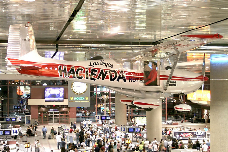 A Harry Reid nemzetközi repülőtéren lógó Cessna 172-es, amelyet Robert Timm és John Cook használt