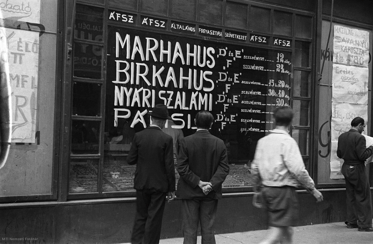 Budapest, 1946. szeptember 19. Az adott típusú szelvény ellenében vásárolható húsmennyiség (dkg) felsorolása az Általános Fogyasztási Szövetkezet (ÁFSZ) hentesboltjának kirakatán 