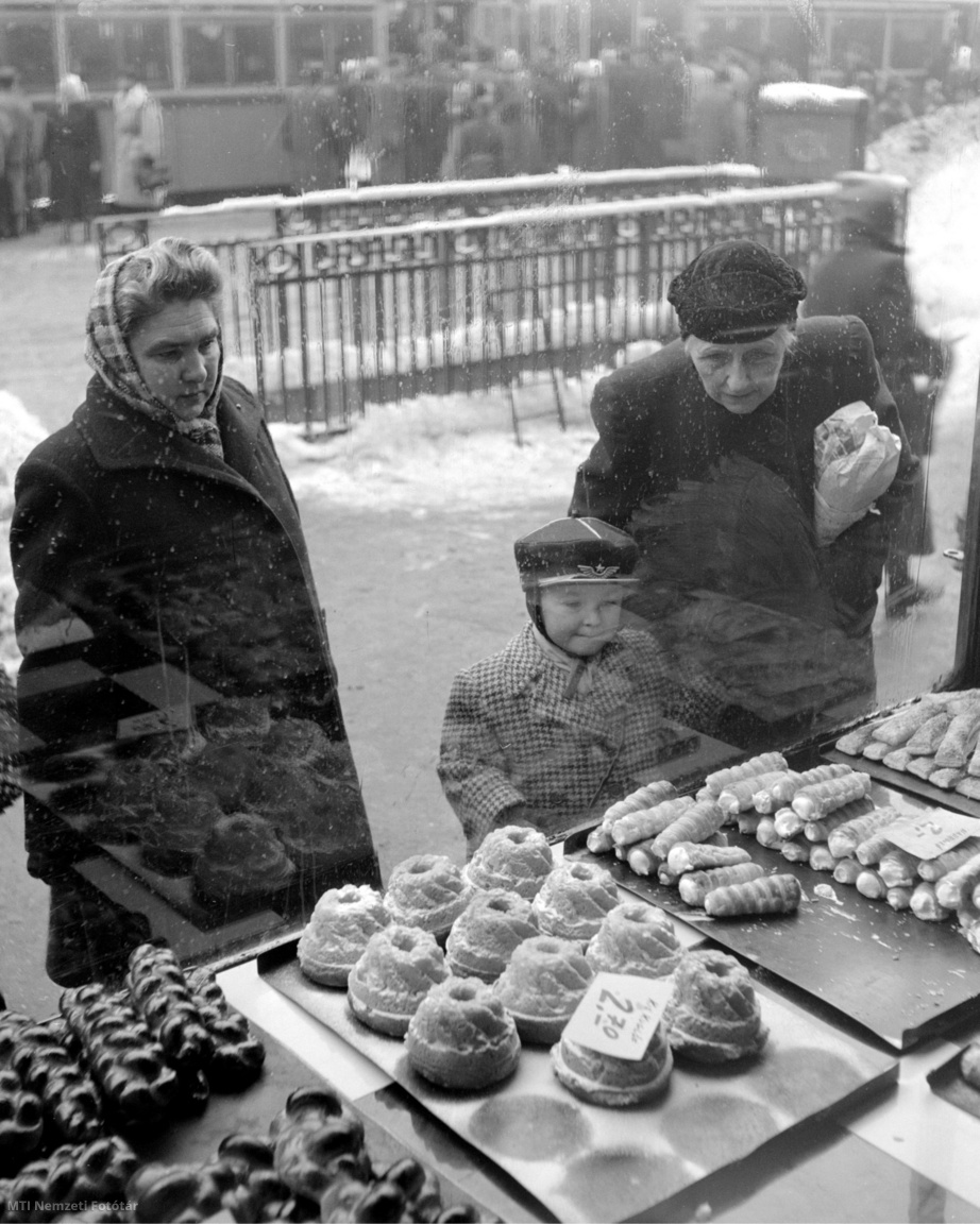 Budapest, 1956. február 22. Érdeklődők nézik az utcáról a Vajassütemények Boltja kirakatát a Lenin körúton (1990-től Teréz körút)