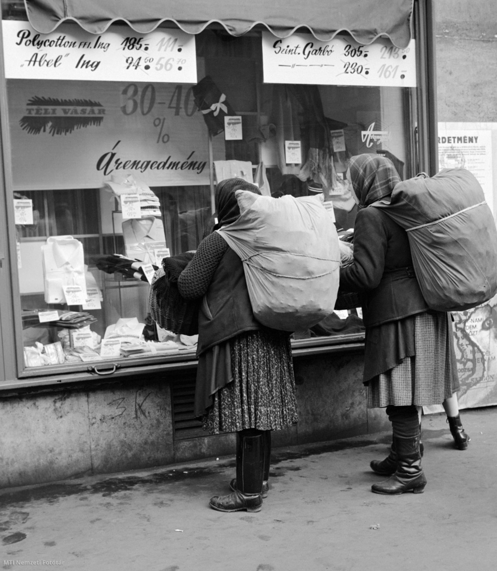 Budapest, 1972. február 11. Asszonyok a kirakat előtt, hátukon nagy batyuval