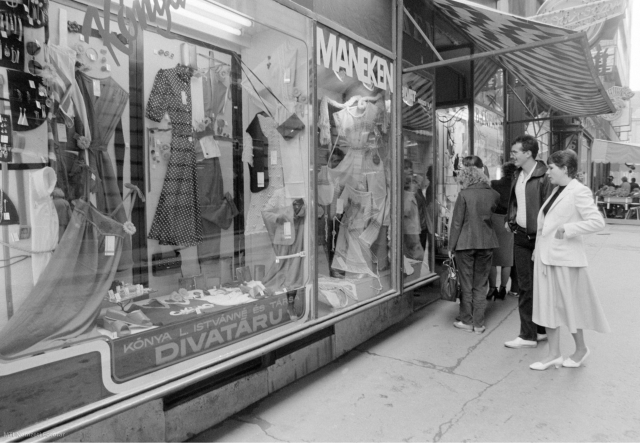 Budapest, 1983. június 22. A járókelők Jurszik Mária Magdolna manöken Maneken elnevezésű üzletének kirakatát nézik a Belvárosban, a Párizsi utcában