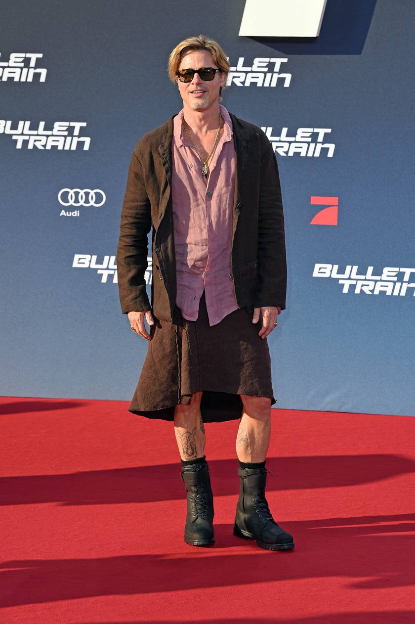 Brad Pitt 2022 júliusában viselte ezt a barna szoknyát, amihez rózsaszín inget és bakancsot választott. A Variety magazin azt kérdezte tőle, miért vett fel szoknyát, erre pedig a következőt válaszolta: „Előbb-utóbb mind meghalunk, szóval akkor csavarjunk egyet a dolgon!”