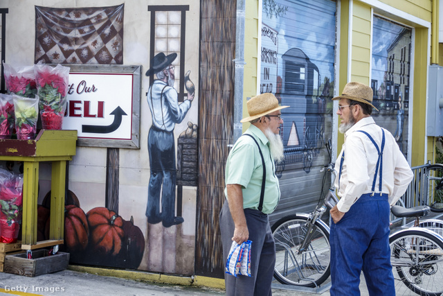 Férfiak beszélgetnek Sarasota Yoder´s amish faluban