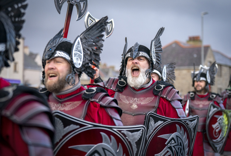 Skót vikingnek öltözött emberek a Tűz-fesztiválon. (Fotó: Jane Barlow/Northfoto)