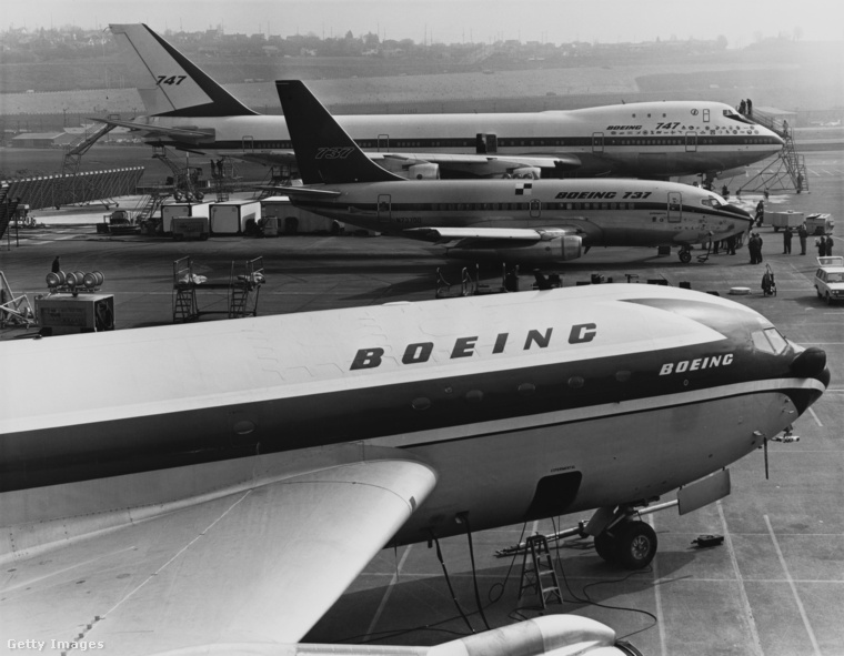 1968 nyarán a Boeing kifutóján egymás mellett parkolt az N70700-es 367-80 prototípus, az eredeti 737 modell és az első 747 Jumbo Jet, az N7470 is.