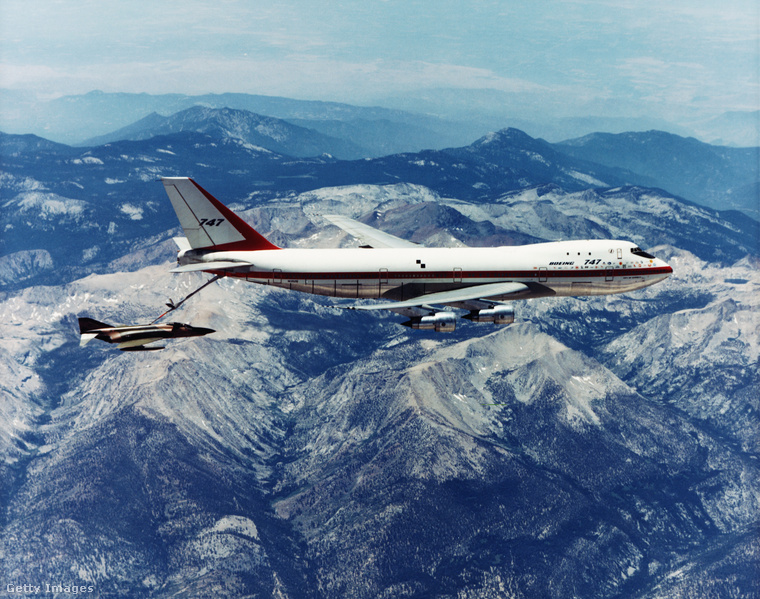 Persze a 747-100 prototípus egyik célja az volt, hogy könnyedén megtankolhassa az F-4 Phantom II-t.