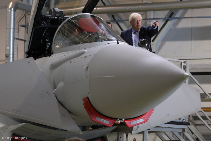 Boris Johnson egy Typhoon vadászgép mellett 2020. július 23-án