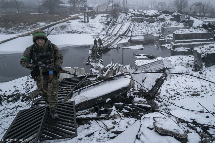Ukrán katonák térnek vissza a frontvonalról Bahmutba 2023. január 29-én