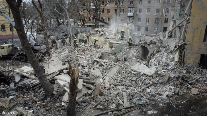 Mentők egy orosz rakétacsapás következtében megsemmisült lakóépület helyén Kramatorszkban 2023. február 2-án