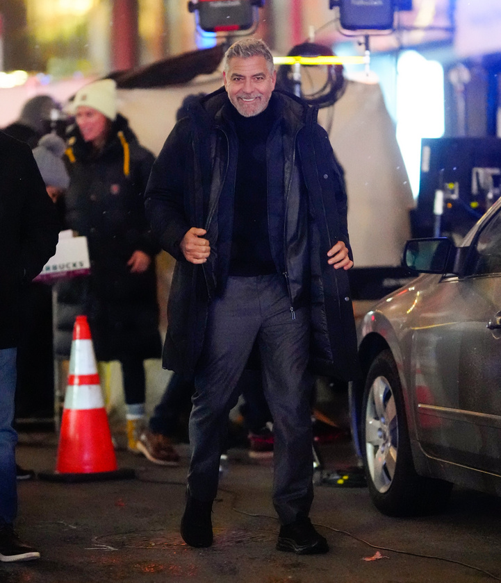 Clooney még 2021 szeptemberében szerződött le a szerepére.Az Apple TV+-ra készülő thrillerben Brad Pitt is szerepel, róla itt érhet el több képet.