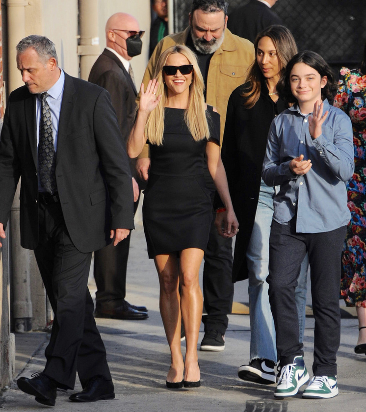 Reese Witherspoon hatalmas mosollyal az arcán integetett a lesifotósoknak és a rajongóknak, amikor megérkezett a Jimmy Kimmel Live stúdiójához Los Angelesben
