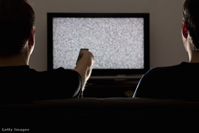 A tévé monoton zúgása is segítheti éjszaka az elalvást