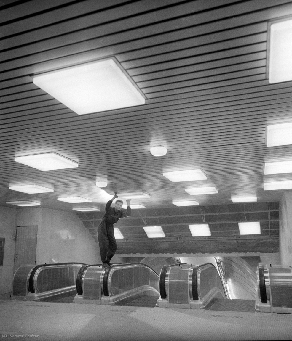 Budapest, 1969. július 25. A csarnok világítását szerelik a kelet–nyugati metró épülő, Keleti pályaudvari állomásán.