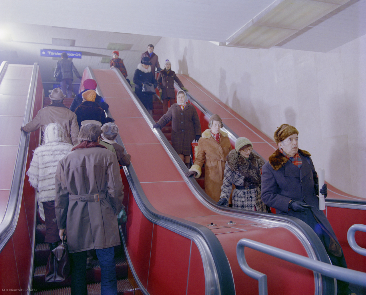 Budapest, 1977. január 21. Utasok az észak–déli, azaz a 3-as metróvonal január 1-jén átadott szakaszán, a Deák téri végállomás mozgólépcsőin.