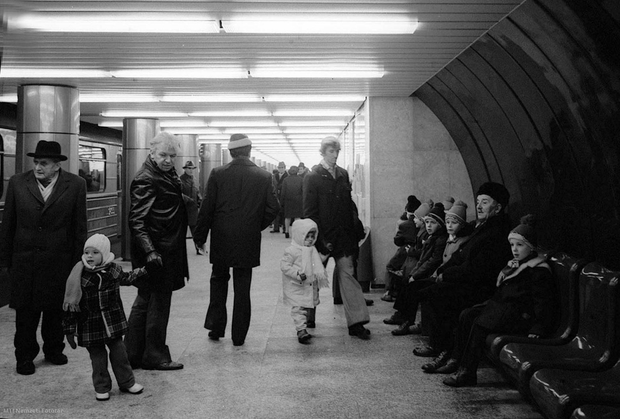 Budapest, 1977. január 1. A budapesti észak–déli metró első, Deák tér – Nagyvárad tér közötti szakaszát 1976. december 31-én adták át. A budapestiek az új év első napján vehették birtokba az új metróvonal első szakaszát. A képen: a Kálvin téri mélyállomás.