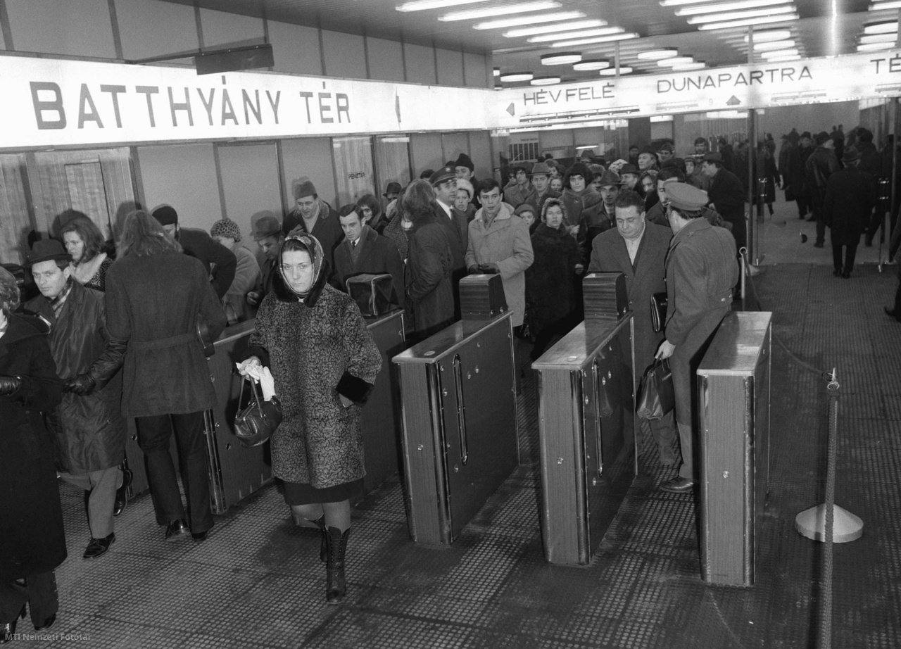 Budapest, 1972. december 23. A Batthyány téri állomás bejárata a Metró Deák tér – Déli pályaudvar közötti új szakaszának első napján. 