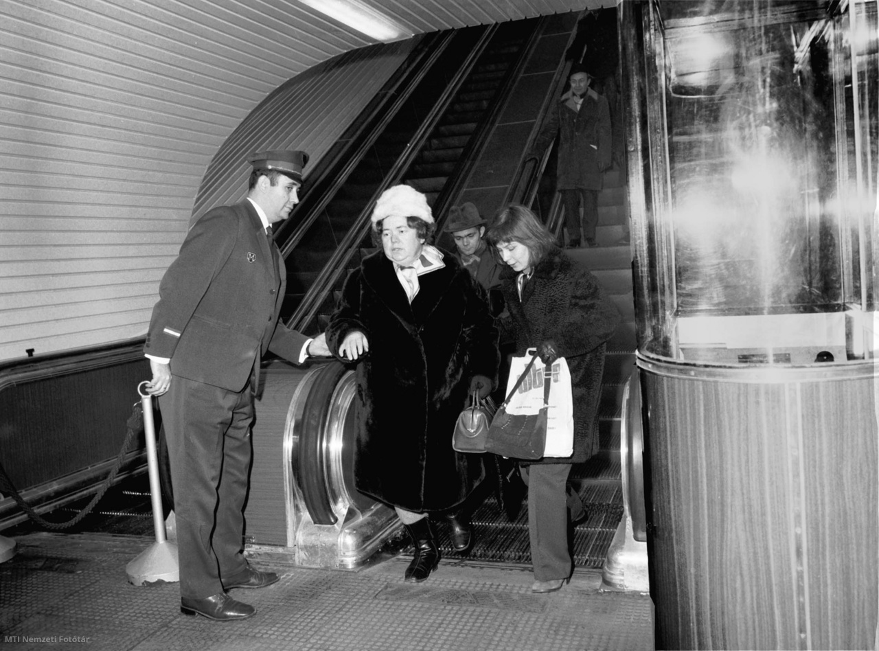 Budapest, 1972. december 23. Nagy István mozgólépcső-ügyeletes segíti az utasokat a Metró Deák tér – Déli pályaudvar közötti új szakaszának első napján.