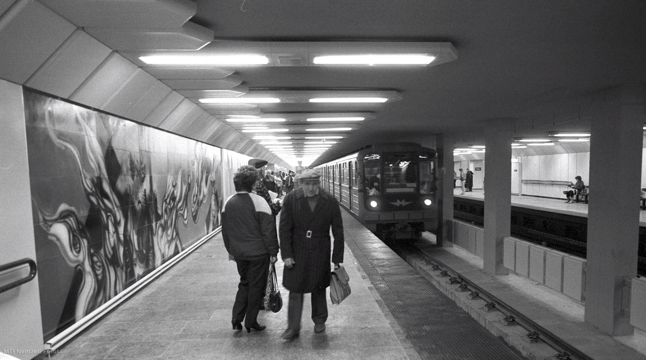 Budapest, 1984. november 6. Metrószerelvényre várakozó utasok a Szász Endre porcelán faliképekkel díszített, Dózsa György úti utascsarnokban, amikor megindult a forgalom az észak–déli metró új, Élmunkás (ma: Lehel) tér és Árpád híd közötti szakaszán.