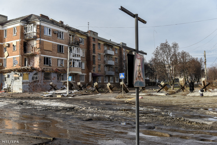 Orosz tüzérségi támadások által megrongált lakóház Bahmutban 2023. január 20-án