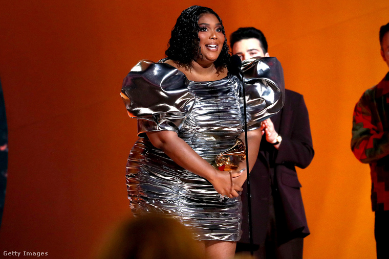 Az énekesnő a díját már ebben az ezüst ruhában vette át.