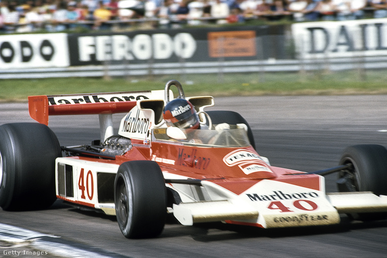 Gilles Villeneuve és a McLaren-Ford M23 1977-es károsanyag-kibocsátási értékeiről nincs adatunk, viszont 2026-tól az 1.6-literes V6 zéró szén-dioxidos emissziót bocsáthat ki a kipufogóból