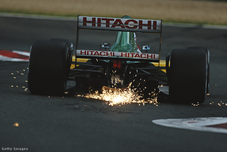 1992-ben a Francia Nagydíj alatt Mika Hakkinen Lotus 107-ese szórta a szikrákat, hála a Ford HB V8 erejének