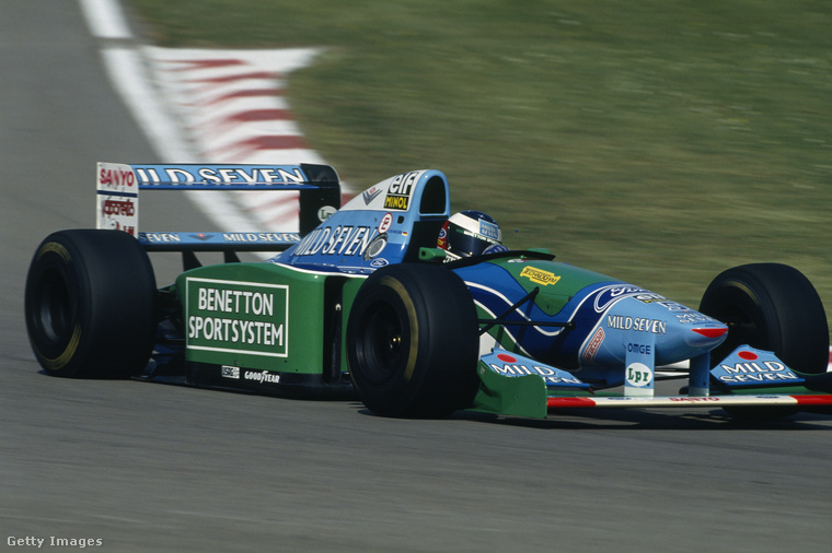 Ez itt bizony Michael Schumacher az 1993-as San Marino-i Nagydíjon a Benetton-Ford volánja mögött