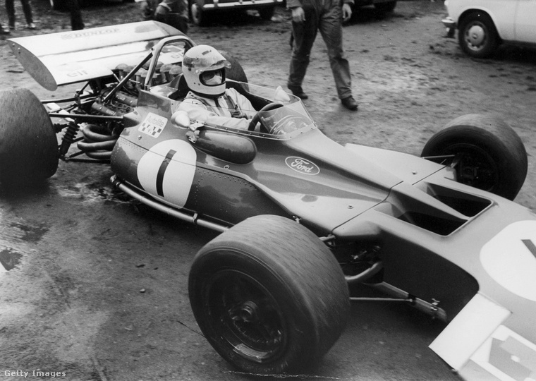1970 nyarán az Oulton Park futama előtt Jackie Stewart hatfős csapata egész éjszaka a Tyrrell-Ford motorját cserélte, mert gond volt a befecskendezéssel