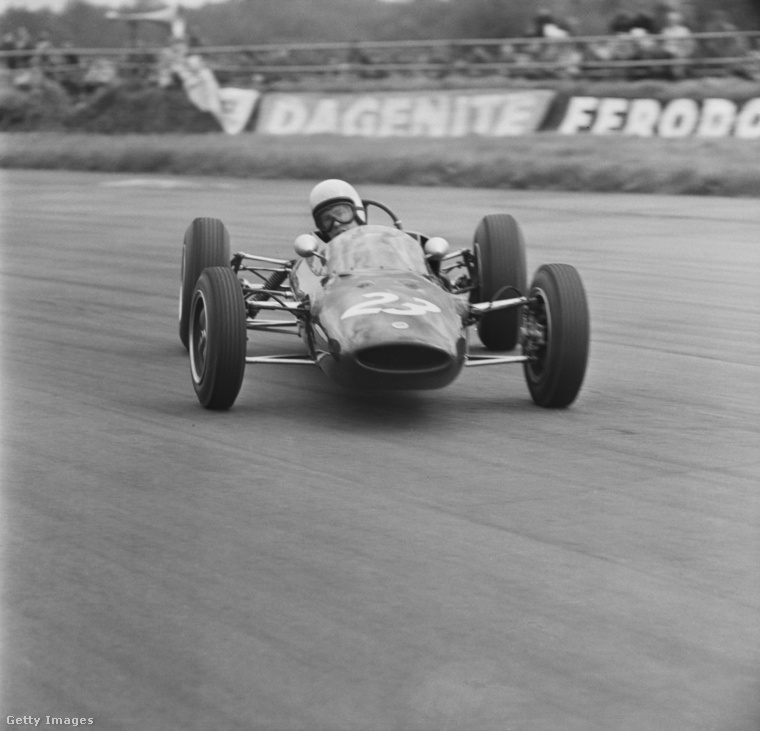 Ez itt Mike Spence a Ford-motoros Formula Junior Lotus 27-ben 1963-ban, hazai pályán