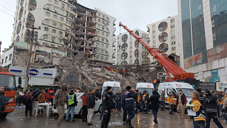 A nap képe: mentőalakulatok dolgoznak egy törökországi lakóépületben rekedt emberek mentésén. (Fotó: Ahmet Yukus/Northfoto)