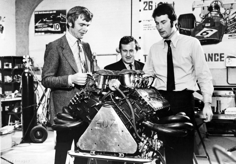 Az 1971-es évad előtt a March Engineering csapatfőnökei, a hírhedt későbbi FIA-vezér Max Mosley áll Alan Rees és Robin Herd társaságában a Ford Cosworth V8 mellett