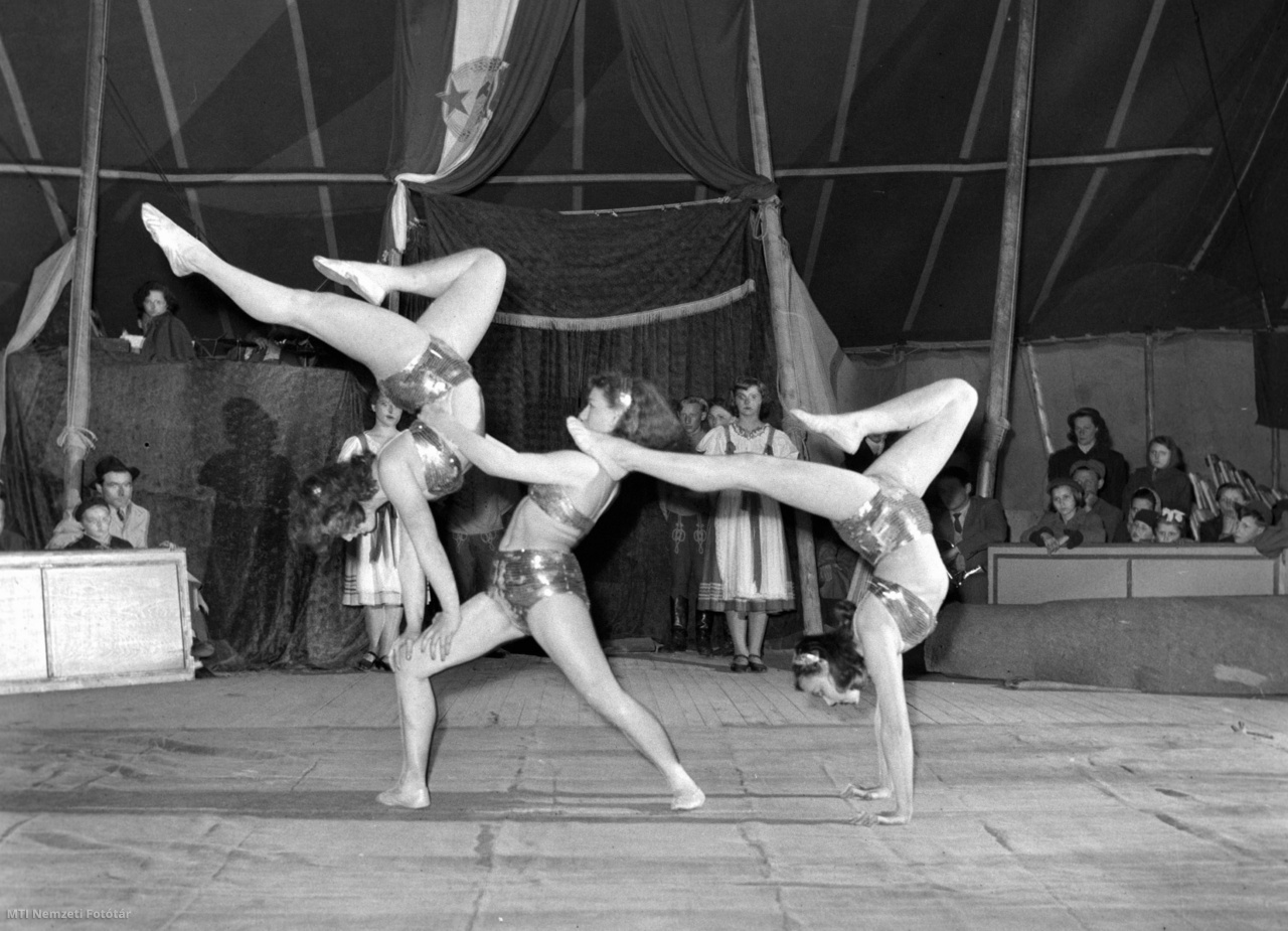 Budapest, 1956. április 23. Akrobaták az Állami Artistaiskola végzett növendékeiből alakult Ifjúsági Cirkusz bemutató előadásán. 