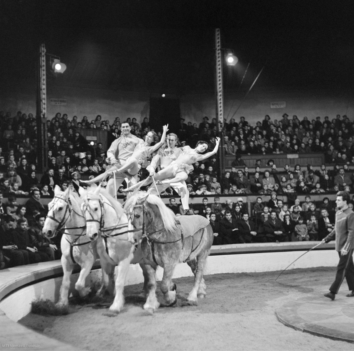 Budapest, 1959. február 10. Lovas számot mutatnak be az Aeros Cirkusz artistái a Fővárosi Nagycirkuszban.