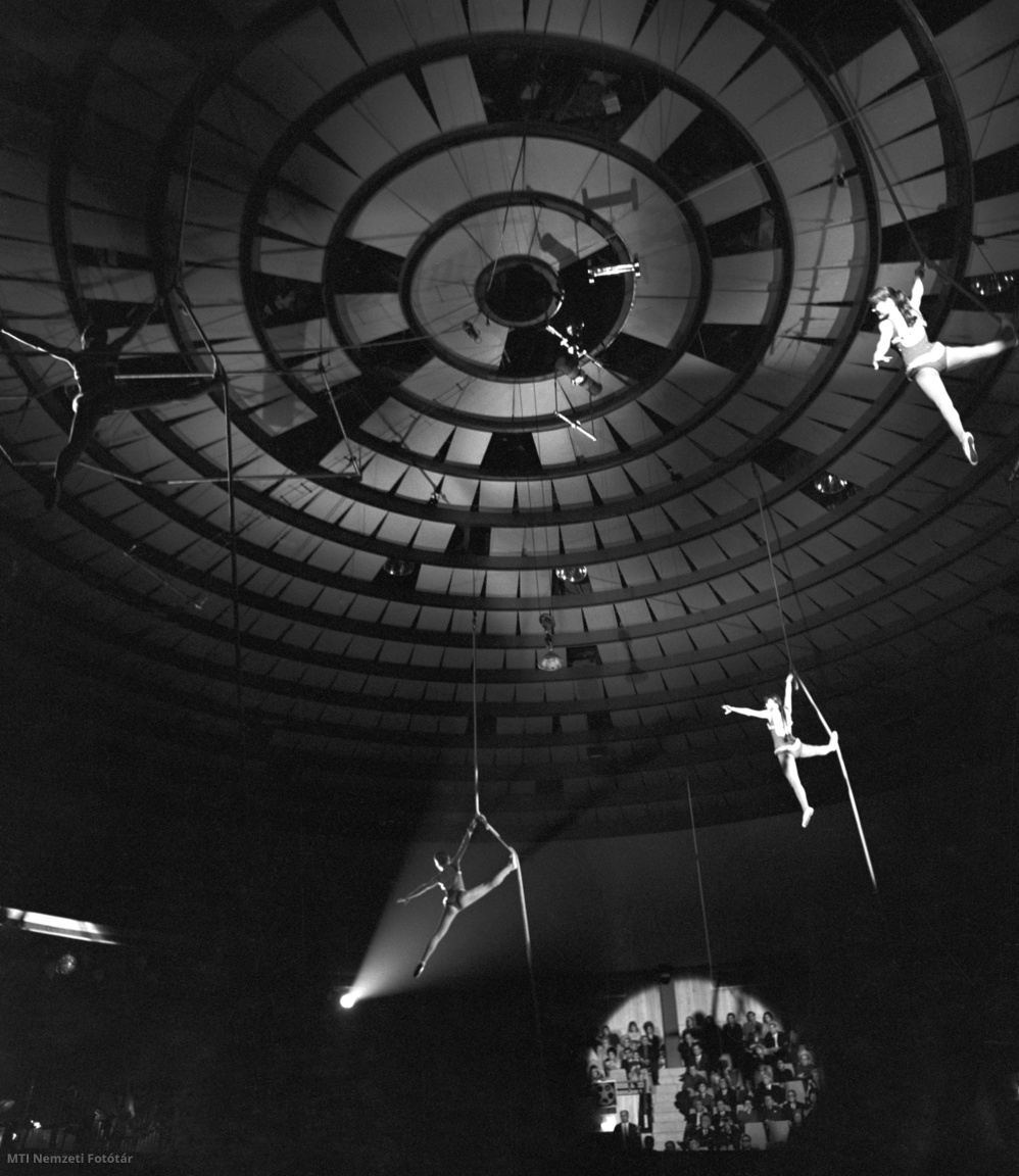 Budapest, 1971. január 14. Artisták kötélszáma a kupolában, a Fővárosi Nagycirkusz nyitó gálaműsorán.