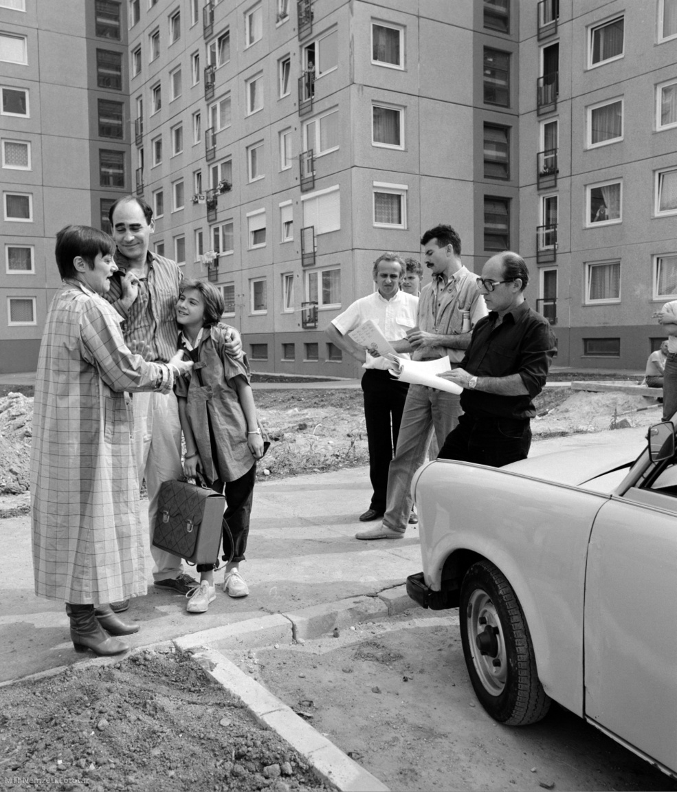 Budapest, 1987. szeptember 2. Csűrös Karola, Kulka János és Ábel Anita színész (b1–b3) és Horváth Ádám rendező (j1) a Magyar Televízió Szomszédok című teleregényének külső helyszíni forgatásán