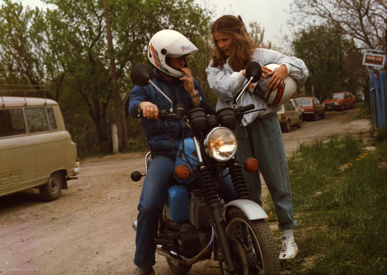 Budapest, 1987. Fehér Anna Niski Anna és Epres Attila Bíró László szerepében a Szomszédok című tévéfilmsorozat 1. részének forgatásán. A felvétel készítésének pontos dátuma ismeretlen