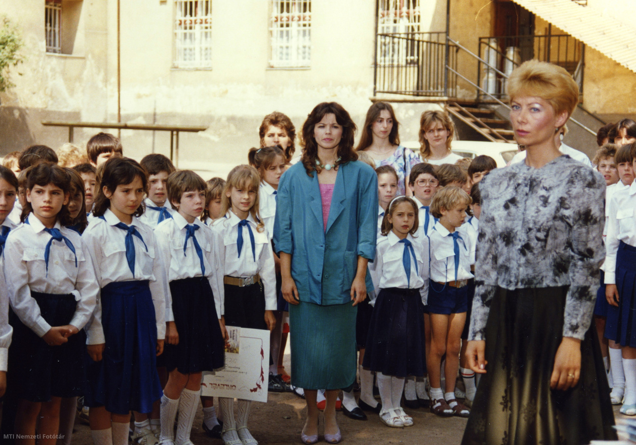 Budapest, 1987. Ivancsics Ilona (k) Vágási Judit szerepében a Szomszédok című tévéfilmsorozat 4. részének forgatásán. A felvétel készítésének pontos dátuma ismeretlen