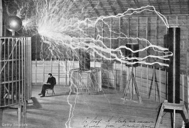 Tesla az elektromossággal kísérletezik laboratóriumában (manipulált fotó)